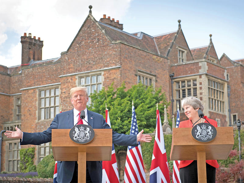 ترامب متحدثاً خلال مؤتمره الصحافي مع ماي في تشيكرز أمس t(أ ف ب)