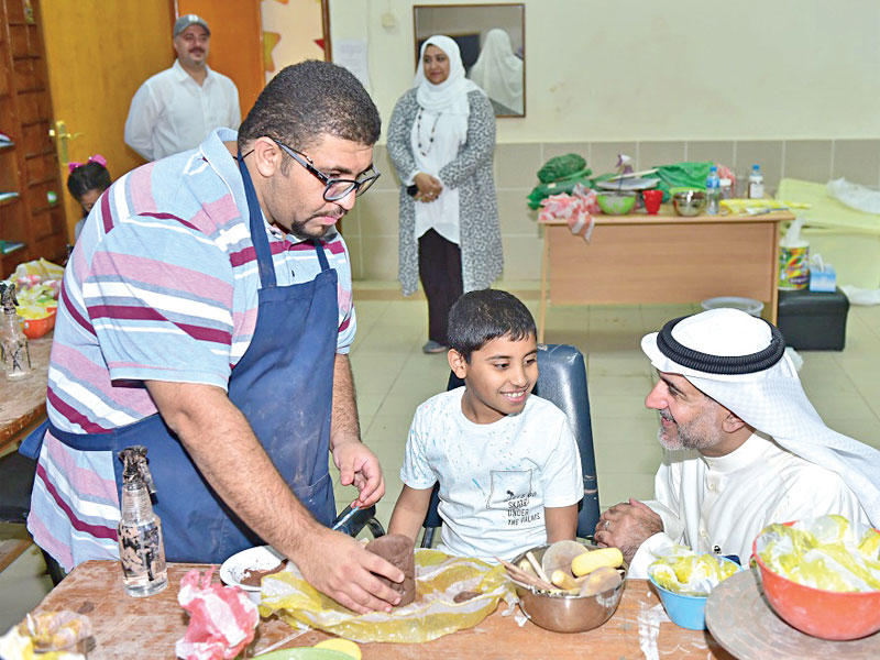 الأنصاري يطلع على عمل أحد المتدربين في دورة الخزف