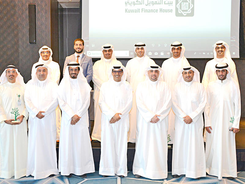 الناهض والطبطبائي والإدارة التنفيذية مع فريق «بيتك» التطوعي