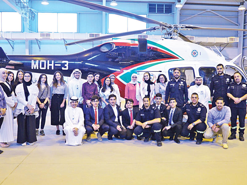 متدربو البرنامج الصيفي في «الوطني» خلال الزيارة