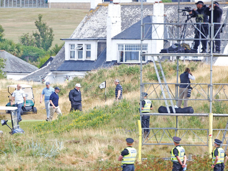 ترامب يلعب الغولف في تورنبوري تحت حراسة امنية مشددة وعدسات عشرات المصورين   (رويترز) 