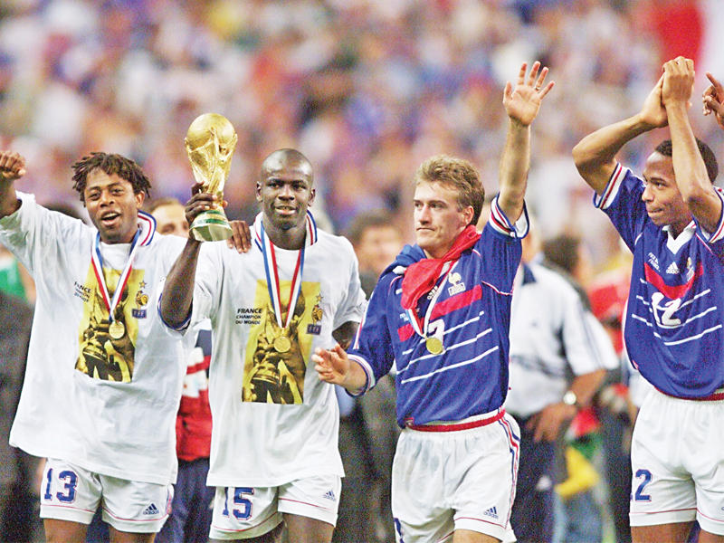 لاعبو المنتخب الفرنسي الفائز بمونديال 1998