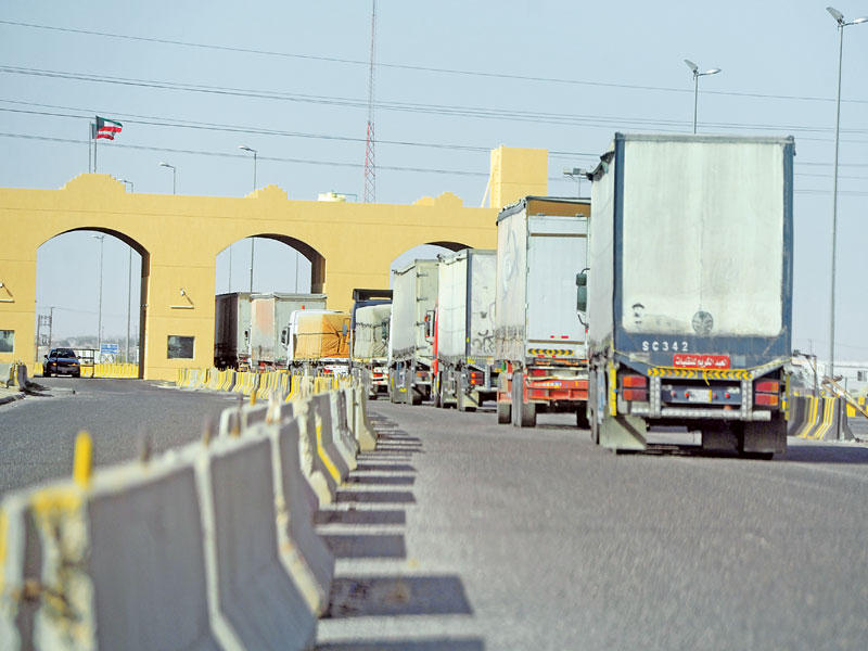 شاحنات تعبر منفذ العبدلي بعد فتحه أمس (تصوير عبدالله الخلف)