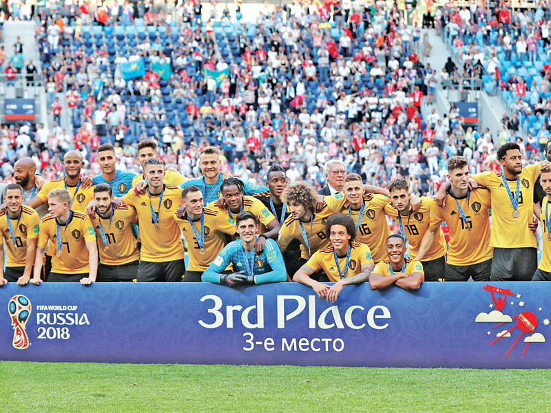 لاعبو بلجيكا يحتفلون بالفوز في ملعب سانت بطرسبرغ    (رويترز)