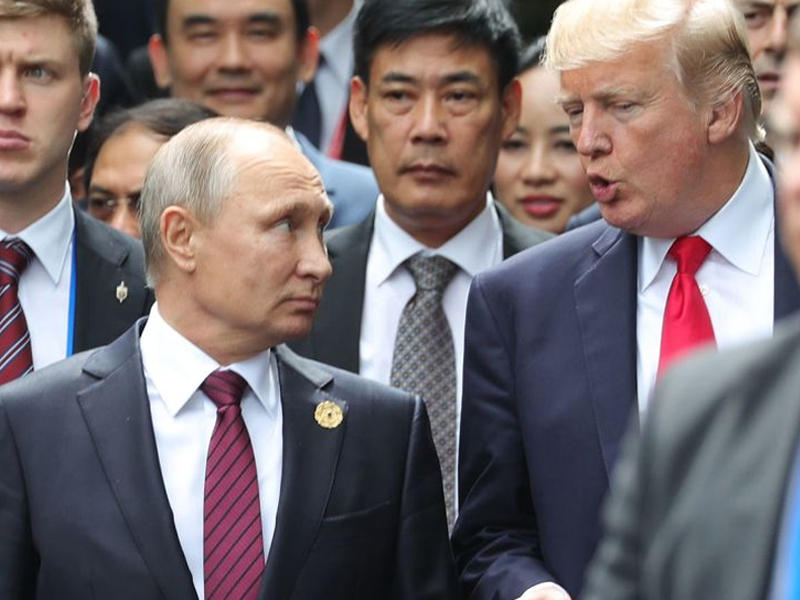 أرشيفية - الرئيس الروسي فلاديمير بوتين ونظيره الأمريكي دونالد ترامب خلال حديثهما في قمة إبيك في الفيتنام