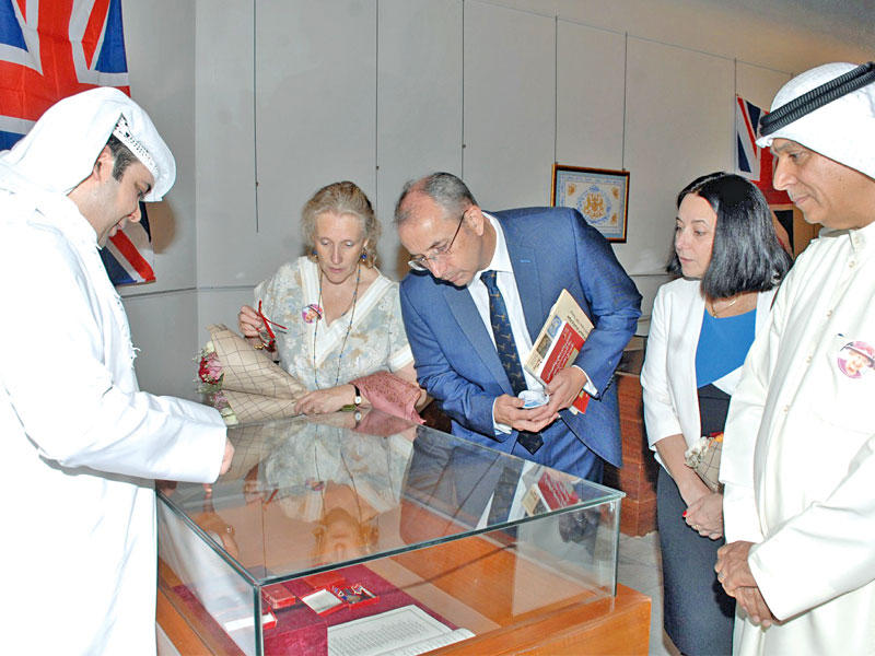 جانب من جولة السفير البريطاني في المعرض بحضور اليوحة ودشتي