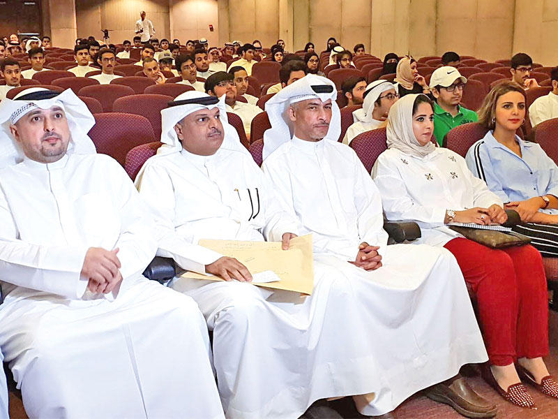 العجمي متوسطاً المستجدين في اللقاء التنويري 