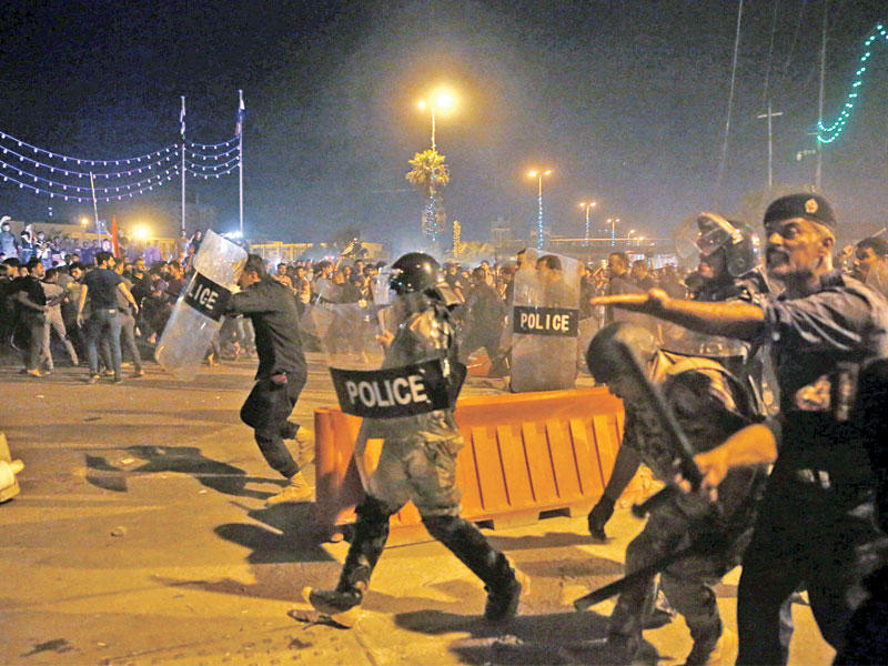 مواجهات بين أمن عراقيين ومتظاهرين في كربلاء مساء أمس الأول   (رويترز)