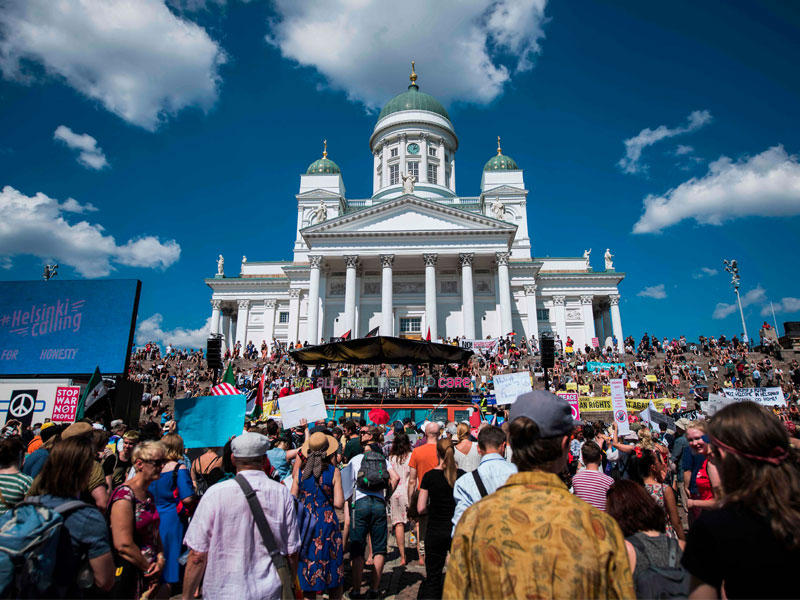 متظاهرون ضد ترامب في هلسنكي أمس (أ ف ب )n