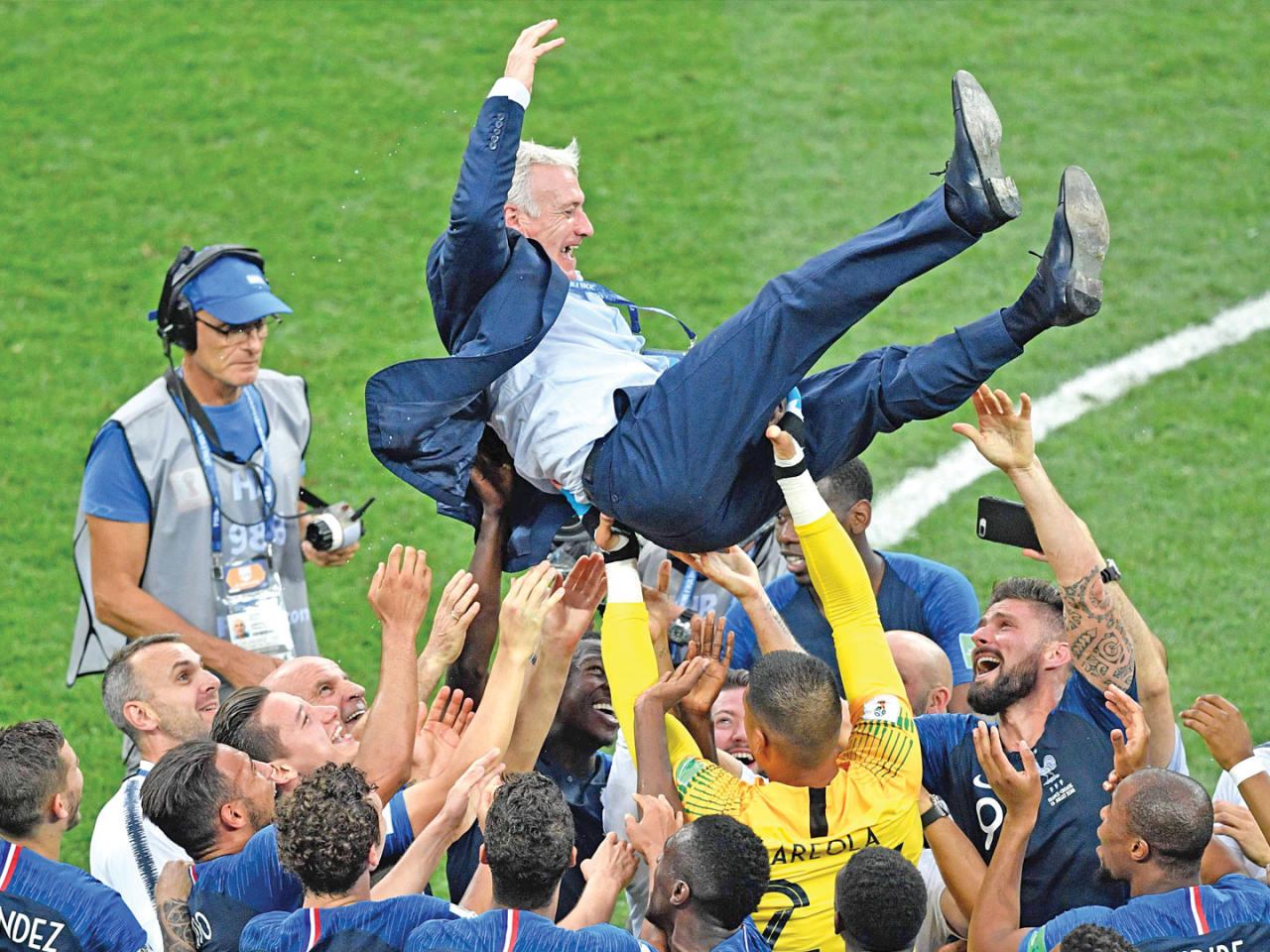 ديشان مدرب المنتخب الفرنسي يحتفل مع لاعبيه