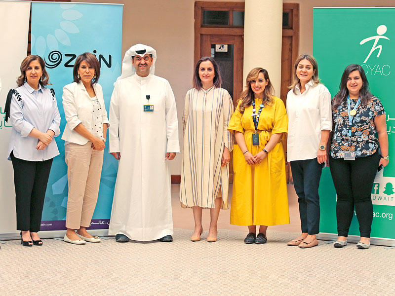 وليد الخشتي وفتوح الدلالي مع مسؤولي «زين» و«لوياك»