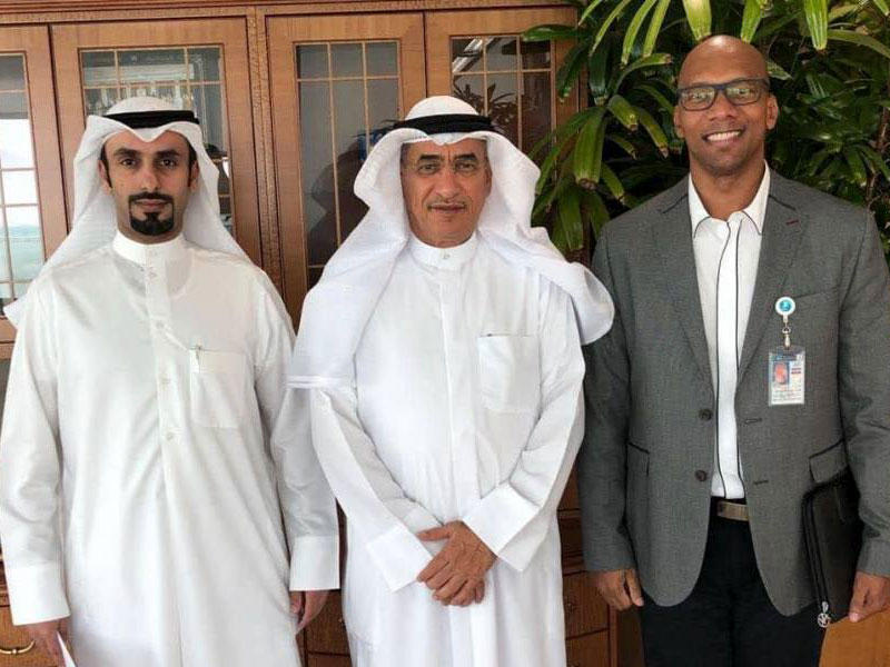 الرشيدي متوسطاً مسؤولي نقابة عمال البترول