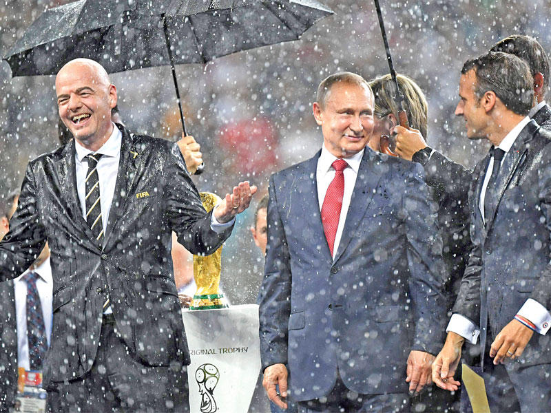 بوتين خلال حفل التتويج