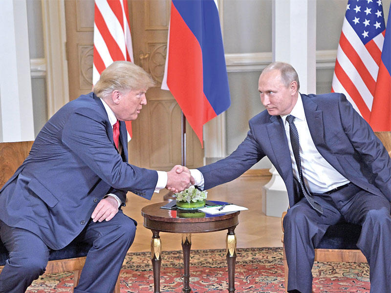 بوتين مصافحاً ترامب في بداية قمتهما أمس في هلسنكي (رويترز)