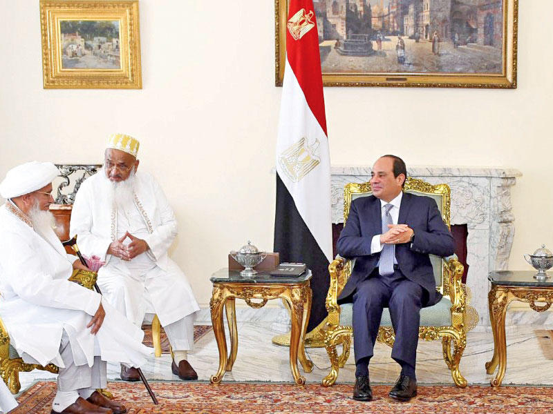 السيسي مستقبلاً سلطان البهرة في القاهرة أمس (الرئاسة المصرية)