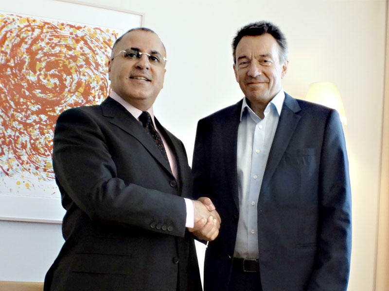  المدير العام للجنة الدولية للصليب الاحمر بيتر ماورر خلال لقائه مع مندوب دولة الكويت الدائم لدى الامم المتحدة والمنظمات الدولية الاخرى في جنيف السفير جمال الغنيم