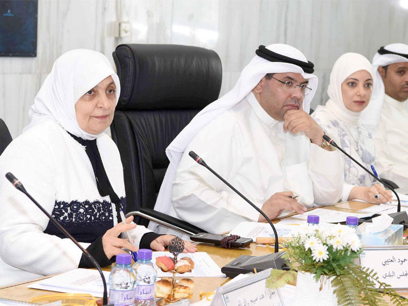 وزيرة الشؤون الاجتماعية والعمل ووزيرة الدولة للشؤون الاقتصادية هند الصبيح متحدثة اثناء الورشة