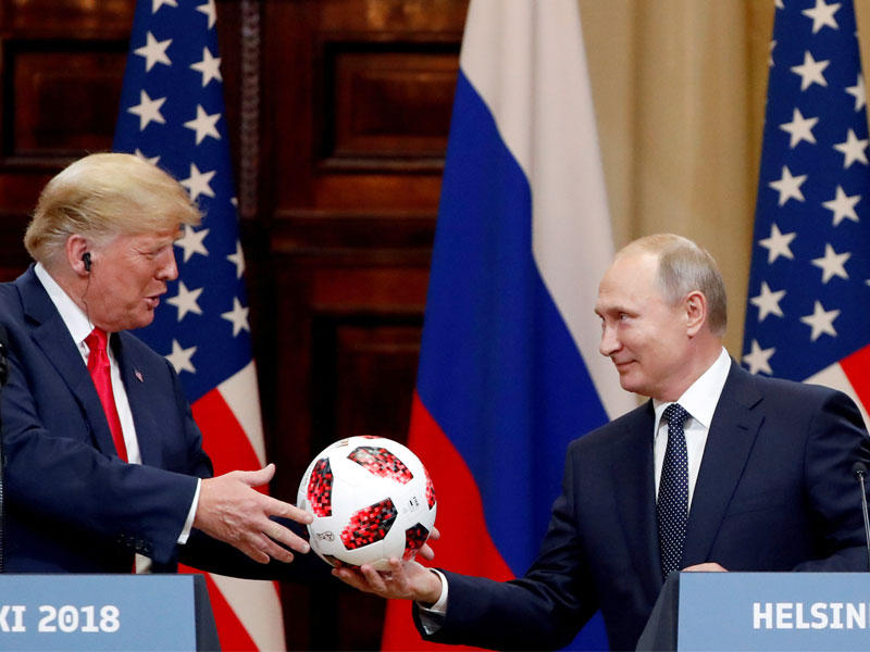 بوتين يسلم إلى ترامب كرة خلال مؤتمرهما الصحافي في هلسنكي أمس (رويترز)n