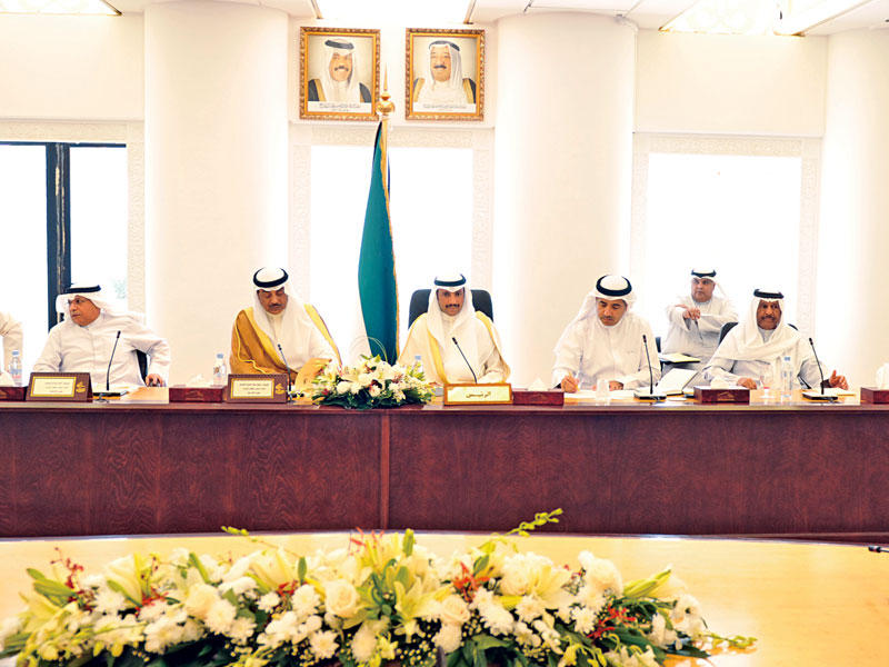 الغانم والخالد يتوسطان الحضور النيابي - الحكومي