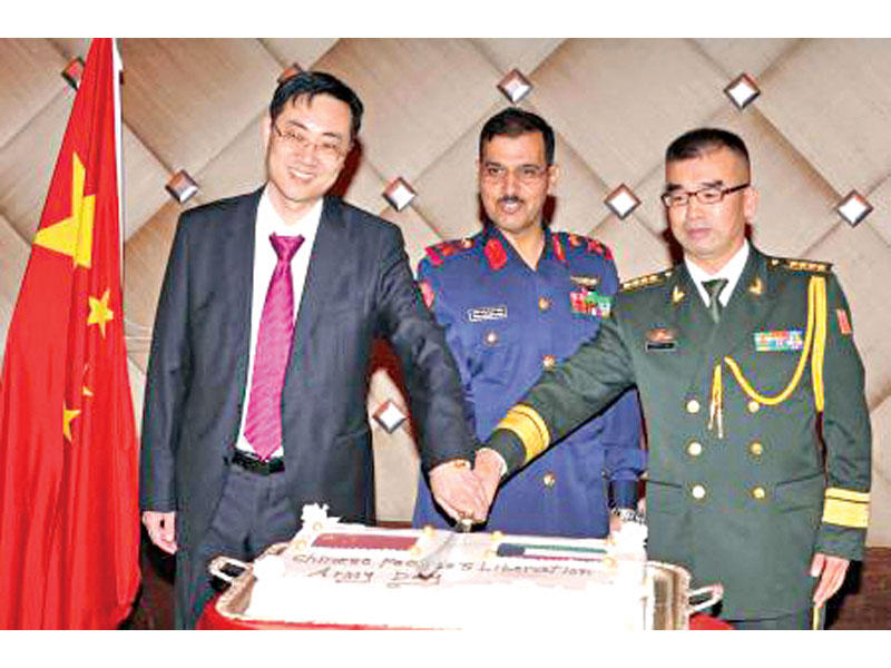 عدنان الفضلي والملحق العسكري في السفارة الصينية خلال الحفلn