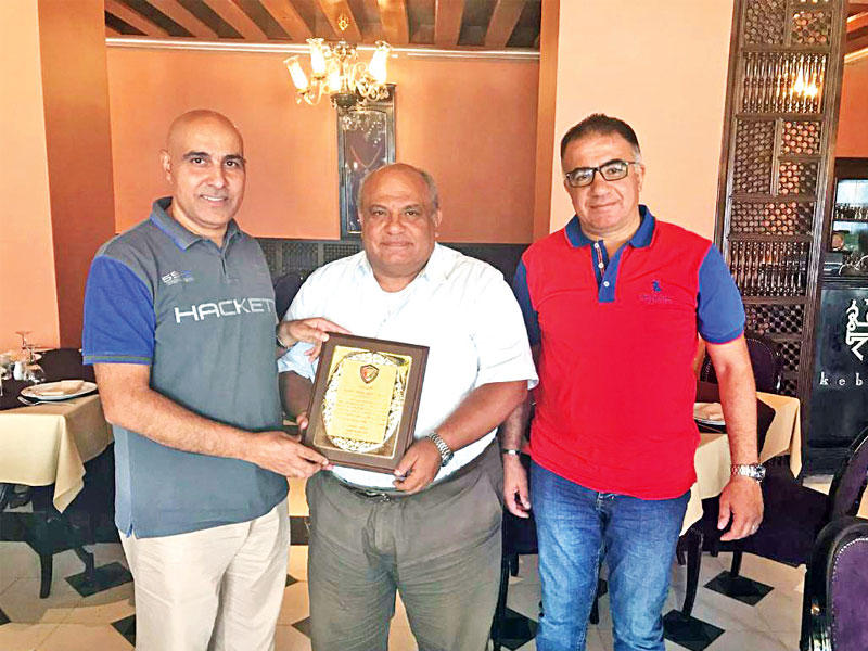 الغريب يقدم درعاً تذكارية إلى عاصم خليفة بحضور أحمد مدينn