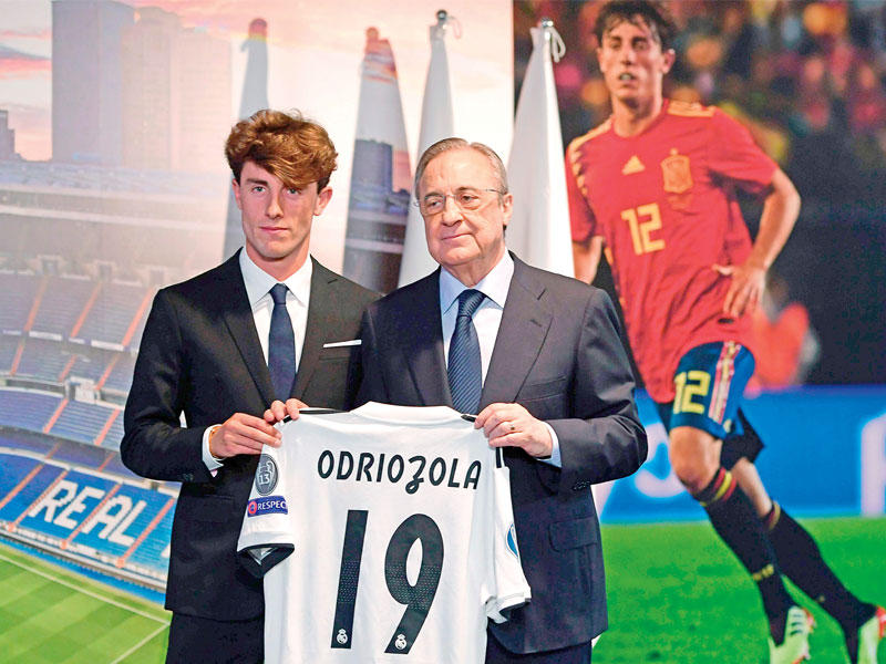بيريز رئيس نادي ريال مدريد مقدماً النجم الجديد أودريوزولا