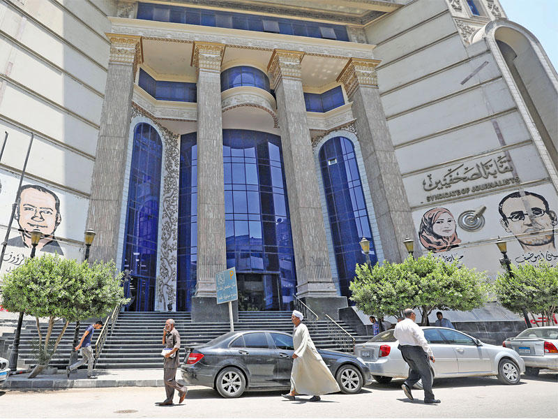 مصريون أمام مقر نقابة الصحافيين وسط القاهرة أمسt(رويترز)