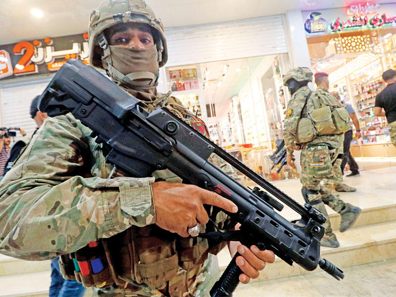 جندي عراقي في أحد أسواق البصرة أمس الأول (أ ف ب)