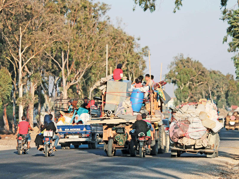 سوريون يعودون إلى بلدة نوى في درعا أمس الأول بعد اتفاق بين النظام والمعارضة (أ ف ب)