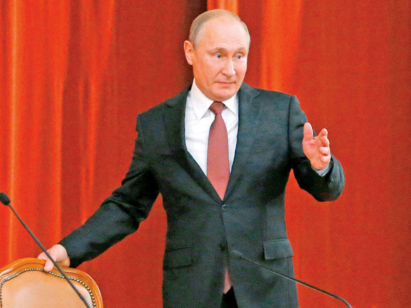 بوتين يستعد لبدء اجتماعه في موسكو مع سفراء بلاده أمس (أ ف ب)