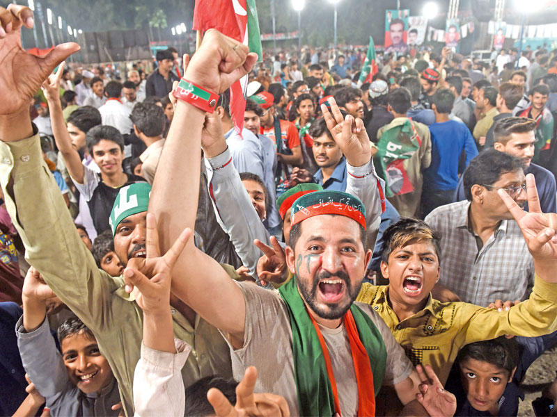 باكستانيون مؤيدون للمرشح عمران خان خلال تجمع انتخابي في لاهور أمس الأول (أ ف ب)