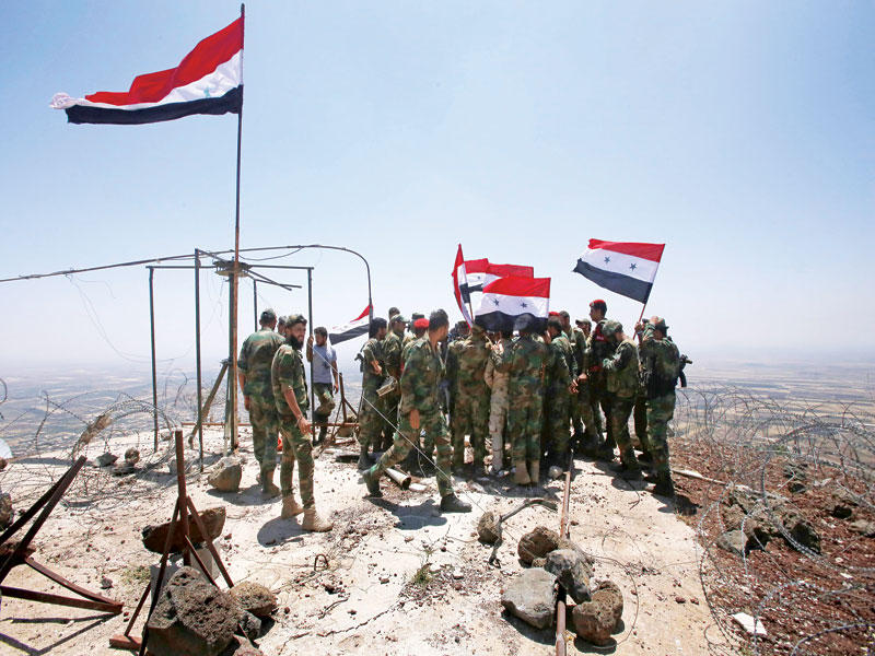 جنود سوريون على أحد تلال القنيطرة أمس (أ ف ب)