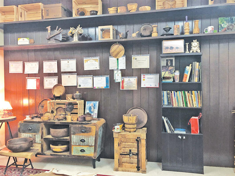 ركن مصغر للمنتجات الخشبية بالورشةn