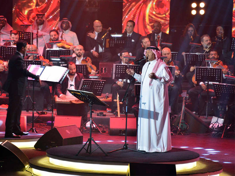 محمد عبده أثناء وصلته الغنائية في حفل «أبها»