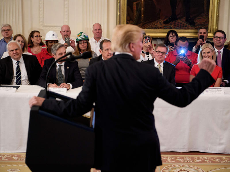 ترامب يتعهد بتوفير فرص عمل في حفل بالبيت الأبيض أمس الأول     (أ ف ب)