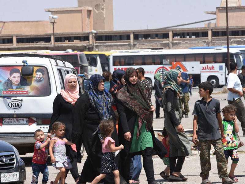 أهالي الفوعة وكفريا في بلدة جبرين بحلب أمس   (أ ف ب)