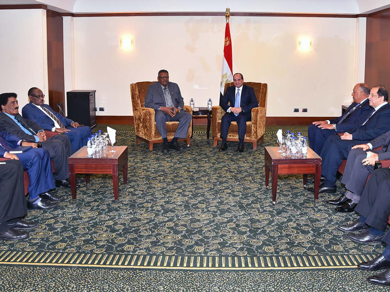 السيسي مستقبلاً النائب الأول للرئيس السوداني بكري صالح في الخرطوم أمس   (أ ف ب)