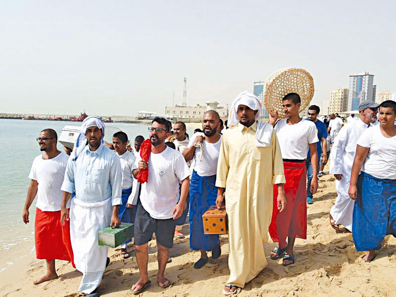 النواخذة والشباب في طريقهم إلى سفنهمn