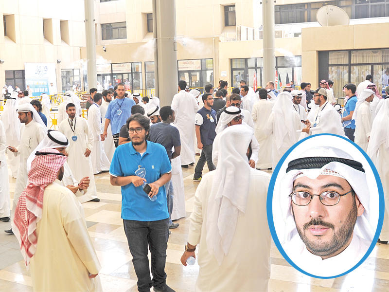 صورة أرشيفية لطلبة الجامعة وفي إطار الصورة عايد السلمان 