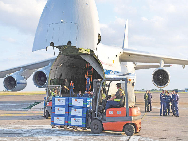 تحميل المساعدات الفرنسية بحضور عسكريين روس في مطار شاتورو أمس الأول (أ ف ب)