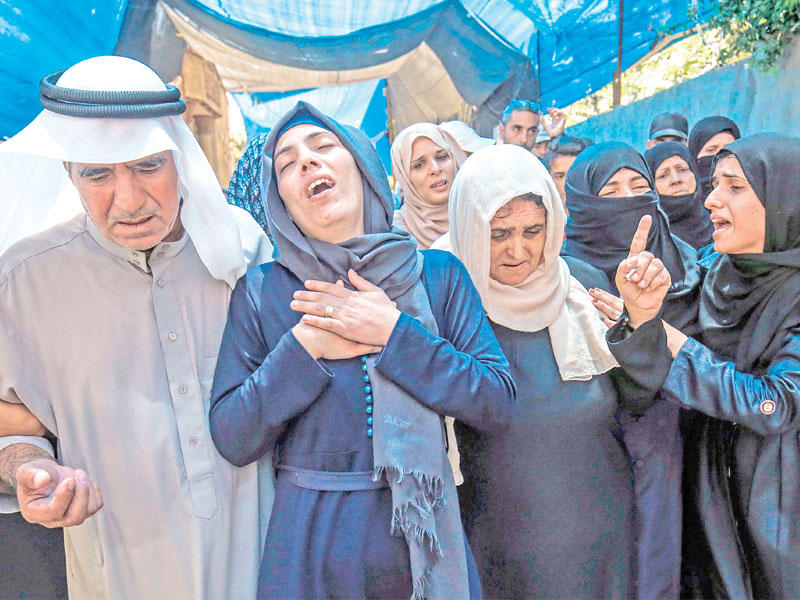 أقارب أحد مقاتلي «حماس» الذي قضى بقصف إسرائيلي خلال تشييعه بخان يونس أمس   (أ ف ب)