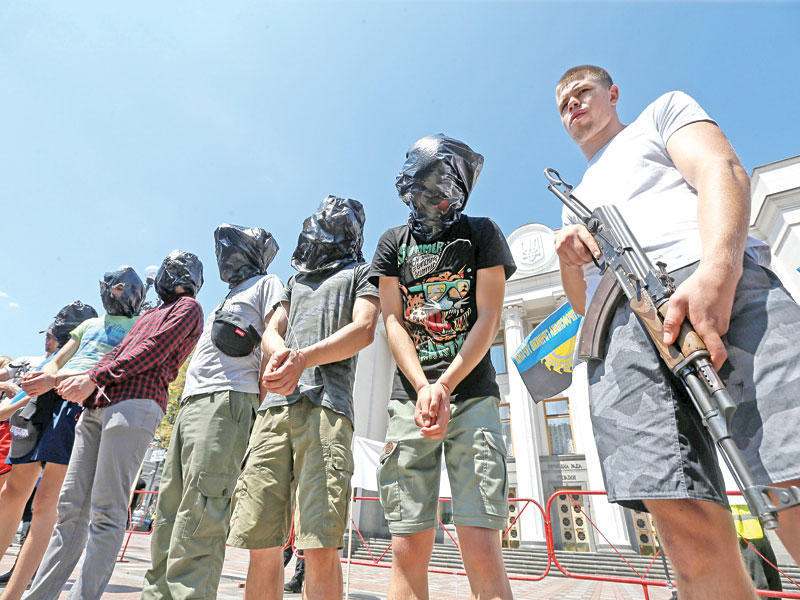 ناشطون يتظاهرون من أجل الافراج عن المعتقلين لدى الاتفصاليين الأوكرانيين الموالين لموسكو في كييف قبل أيام (رويترز)