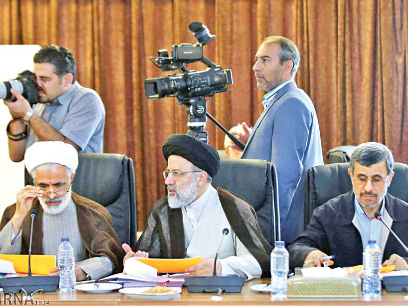 الرئيس السابق أحمدي نجاد مشاركا في اجتماع «مجلس تشخيص مصلحة النظام» في طهران أمس (ارنا)