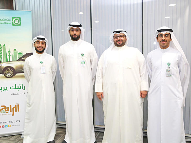 لقطة جماعية لموظفي «بيتك» بعد إجراء السحب