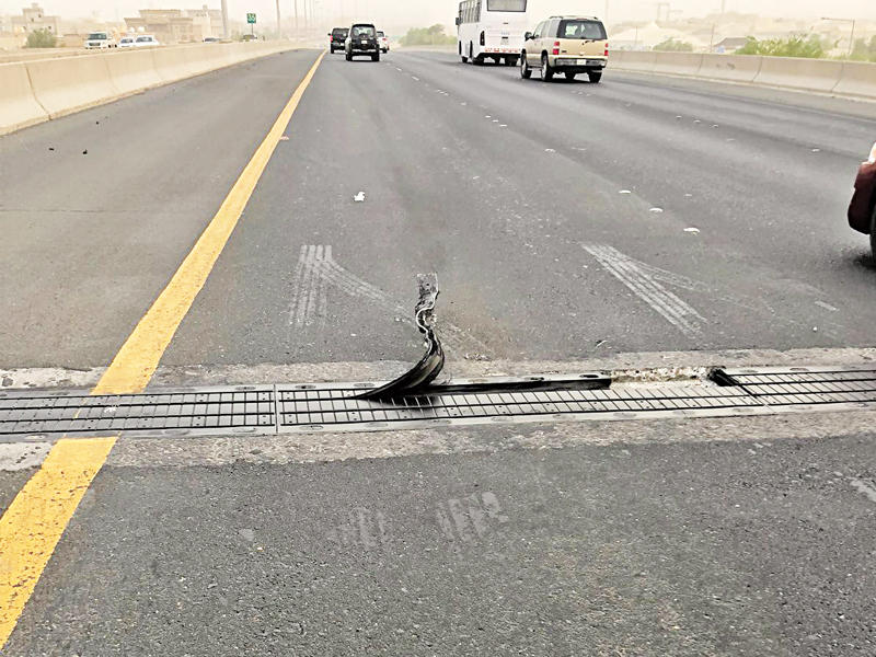 الوصلة الحديدية على طريق الفحيحيل قبل إصلاحها