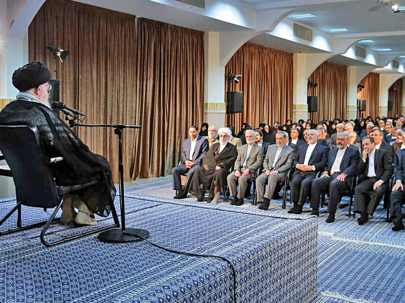 خامنئي خلال لقاء دبلوماسيي بلاده يتقدمهم وزير الخارجية محمد جواد ظريف ومستشار المرشد علي أكبر ولايتي                   (إرنا)