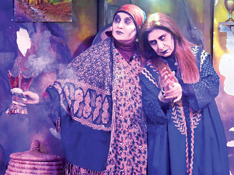 هيفاء عادل وسماح في «موجب»