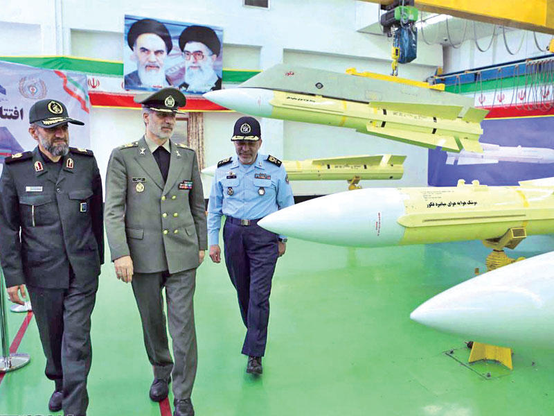 وزير الدفاع الإيراني أمير حاتمي يدشن خط إنتاج صاروخ «فكور» جو - أرض في طهران أمس   (ارنا)