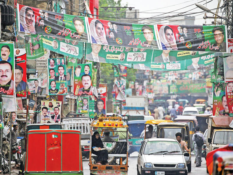 صور مرشحين معلقة في أحد شوارع روالبندي   (رويترز)