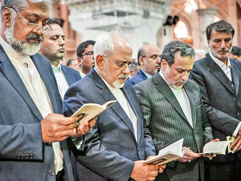 العاملون في السلك الدبلوماسي ومعهم الوزير محمد جواد ظريف يجددون البيعة للخميني في مرقده بطهران أمس (إرنا)